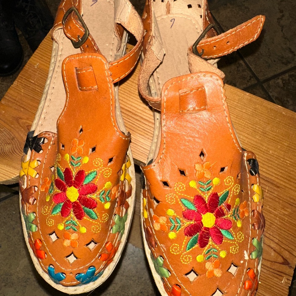 Mexican Embroidered Leather Sandals size 9 - Picture 3 of 7